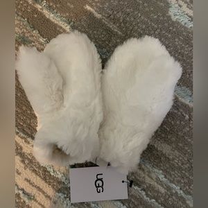 NWT UGG little girl mittens size4-6years